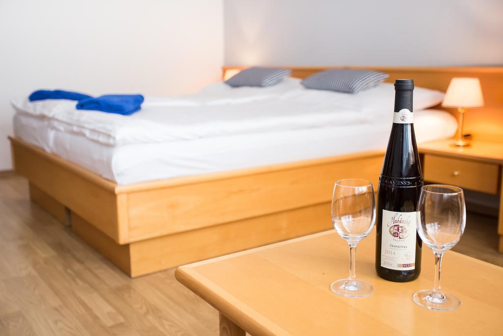 Hotel Laguna Ceske Budejovice Room photo